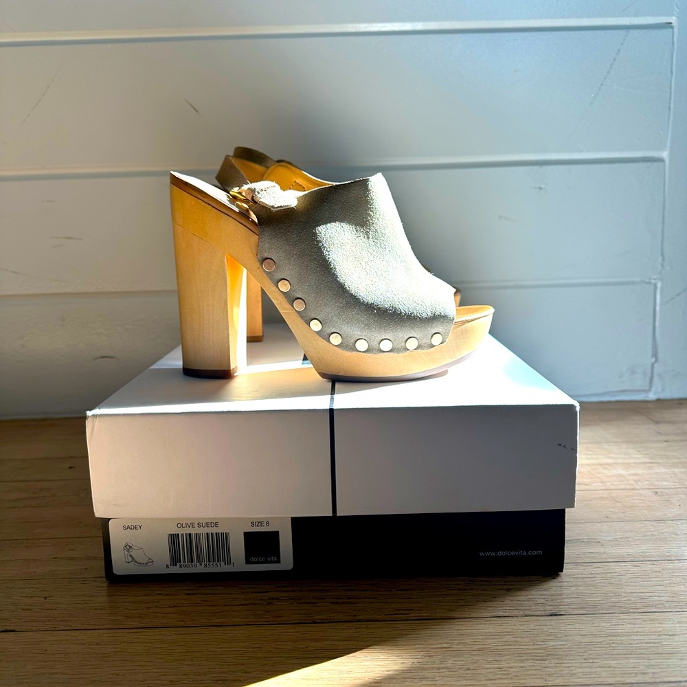 Dolce Vita 70’s inspired platform sandals brand new in box size 8.